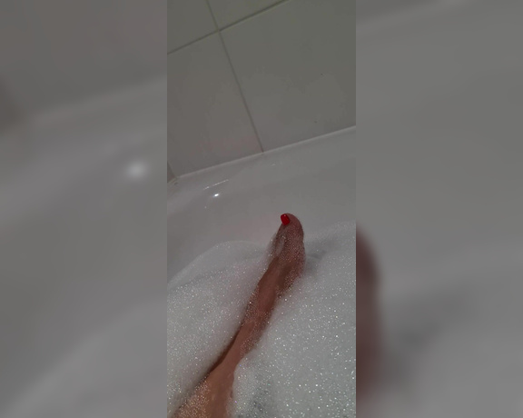 FeetBySherri aka feetbysherri OnlyFans - Hmmm enjoying a sensual bath