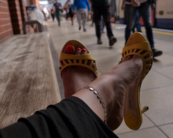 FeetBySherri aka feetbysherri OnlyFans - Summer in London public teasing