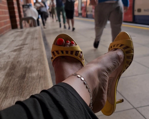 FeetBySherri aka feetbysherri OnlyFans - Summer in London public teasing