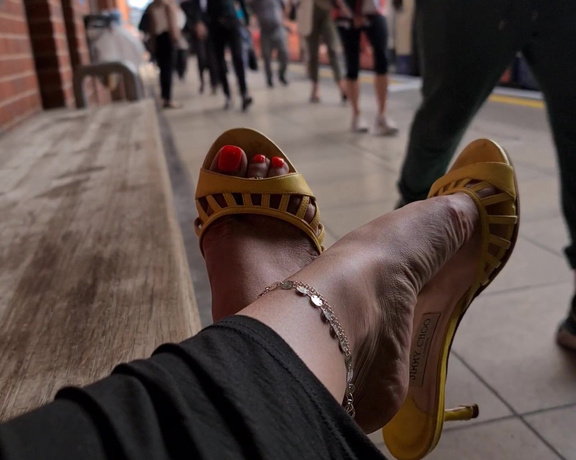 FeetBySherri aka feetbysherri OnlyFans - Summer in London public teasing