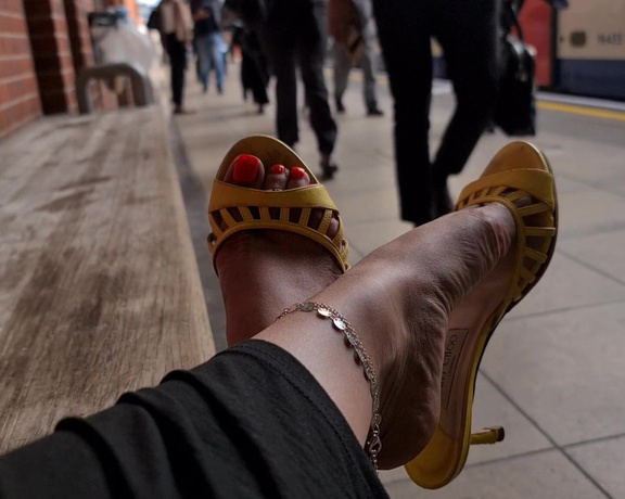 FeetBySherri aka feetbysherri OnlyFans - Summer in London public teasing