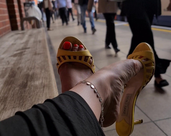 FeetBySherri aka feetbysherri OnlyFans - Summer in London public teasing