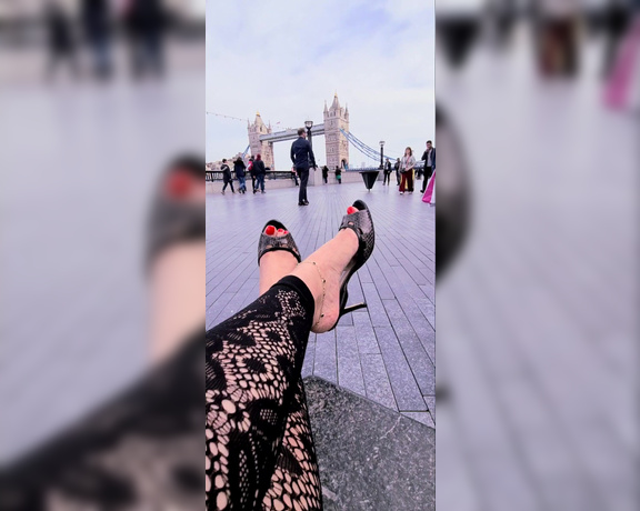 FeetBySherri aka feetbysherri OnlyFans - Admiring one of Londons iconic landmarks