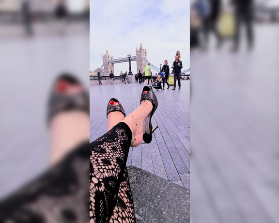 FeetBySherri aka feetbysherri OnlyFans - Admiring one of Londons iconic landmarks