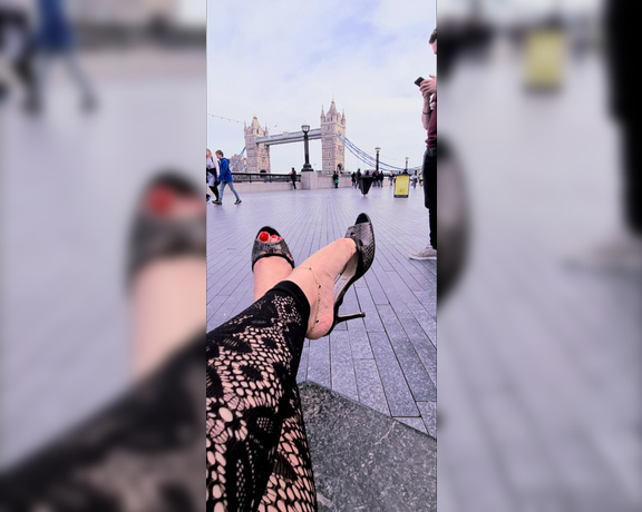 FeetBySherri aka feetbysherri OnlyFans - Admiring one of Londons iconic landmarks