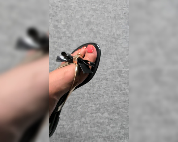 FeetBySherri aka feetbysherri OnlyFans - The sound of flapping feet against flip flops