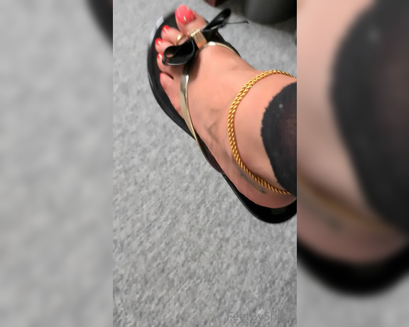 FeetBySherri aka feetbysherri OnlyFans - The sound of flapping feet against flip flops