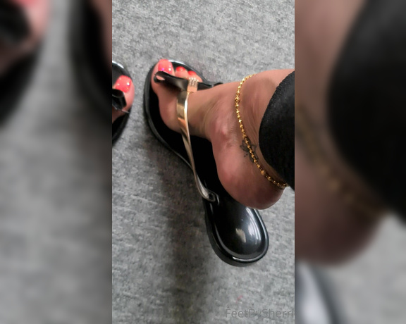 FeetBySherri aka feetbysherri OnlyFans - The sound of flapping feet against flip flops