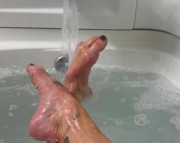 Kandy Legs aka kandylegsxxx OnlyFans - For my foot lovers, calves and well Kandy fans jump in the tub with muscle