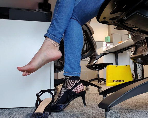 FeetBySherri aka feetbysherri OnlyFans - Office sock tease