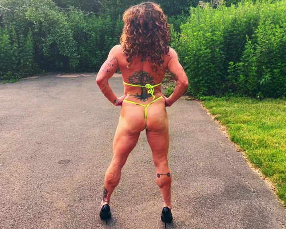 Kandy Legs aka kandylegsxxx OnlyFans - MUSCLE WORSHIP clip walking, posing, flexing for you JUST as if I was right there