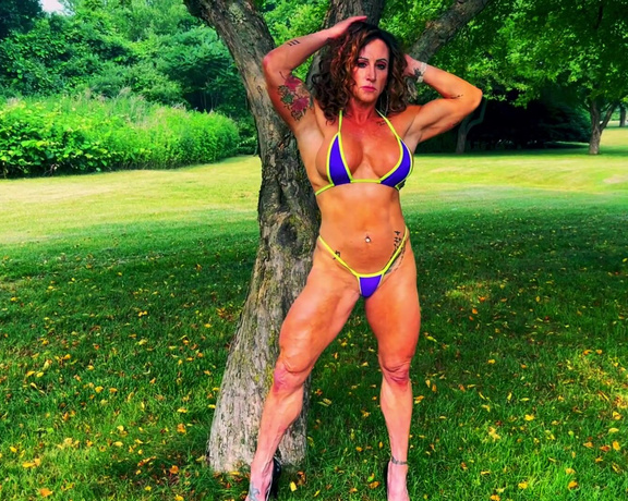 Kandy Legs aka kandylegsxxx OnlyFans - MUSCLE WORSHIP clip walking, posing, flexing for you JUST as if I was right there