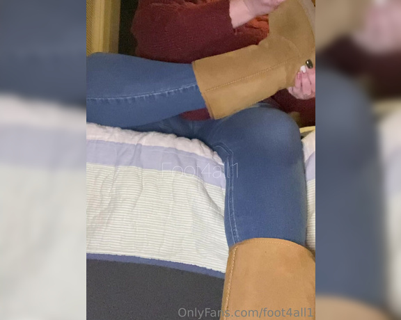 Goddess Ashley aka foot4all1 OnlyFans - Taking off my Uggs at the end of a Loooong day! Super Sweaty Feet!