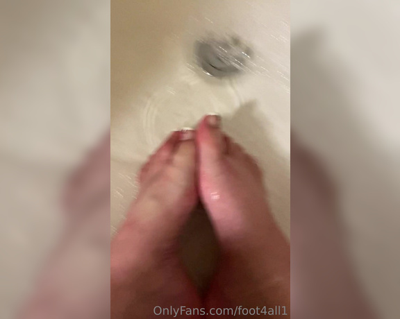 Goddess Ashley aka foot4all1 OnlyFans - Splashing with some bubble’s