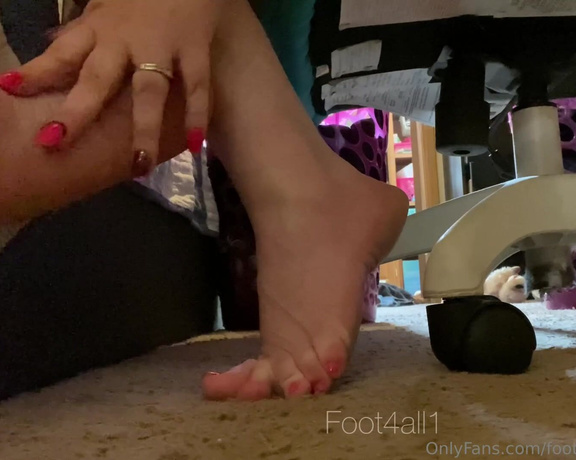 Goddess Ashley aka foot4all1 OnlyFans - V day 3 Domestic Goddess” Worship! Sit at my feet while I fold the laundry!