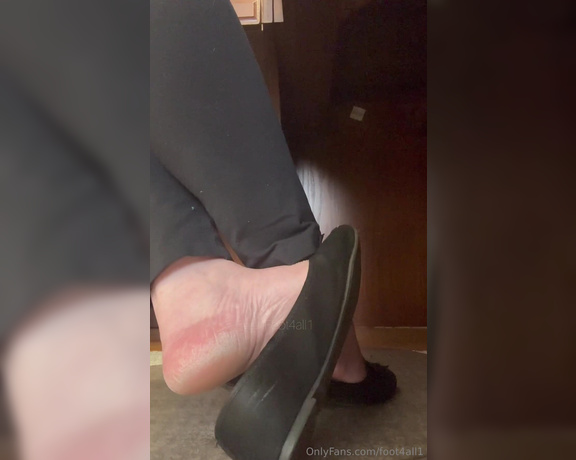 Goddess Ashley aka foot4all1 OnlyFans - Working 9 5! My feet just wont be still… the clock ticks away and they are