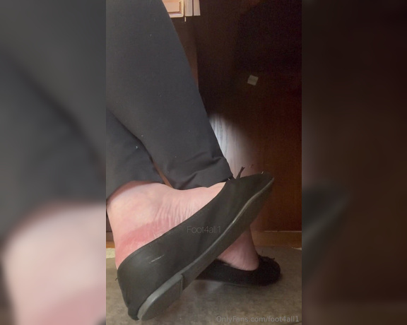 Goddess Ashley aka foot4all1 OnlyFans - Working 9 5! My feet just wont be still… the clock ticks away and they are