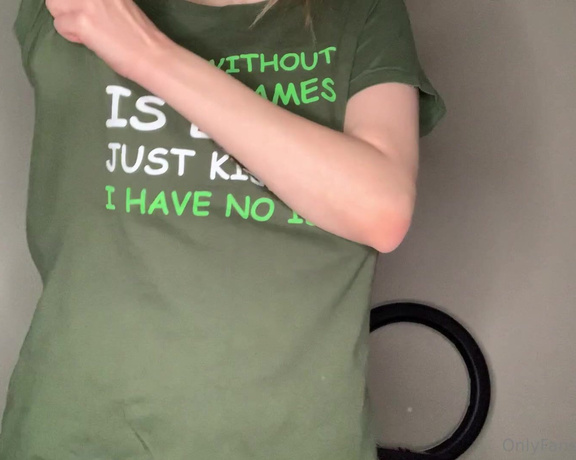 Jennaize aka jennaize OnlyFans - One of my lovely subscribers sent me this super silly shirt! Heres me showing