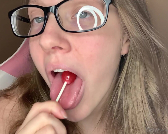 Jennaize aka jennaize OnlyFans - Lollipop licking + counting down from 60 joi