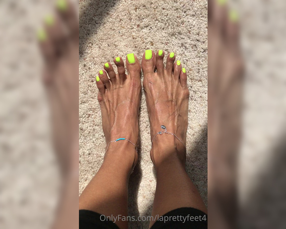 Laprettyfeet4 aka laprettyfeet4 OnlyFans - Veiny neon toes, spreading  from last summer 2020)