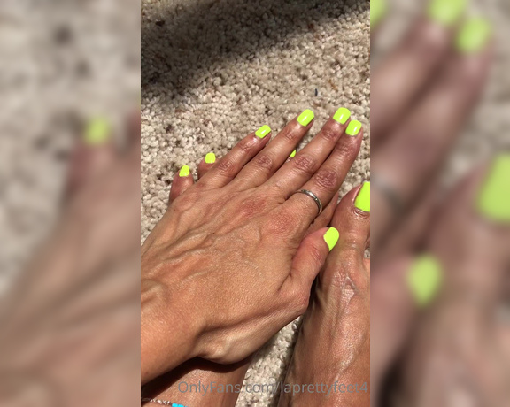 Laprettyfeet4 aka laprettyfeet4 OnlyFans - Veiny neon toes, spreading  from last summer 2020)