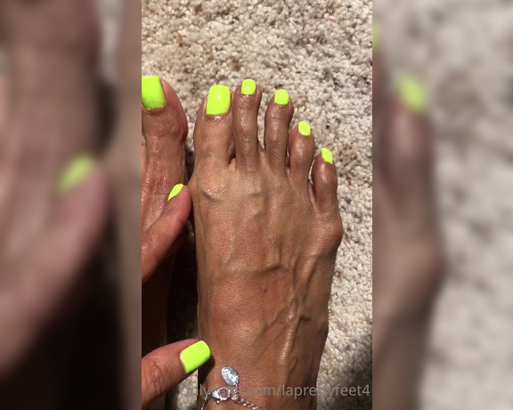 Laprettyfeet4 aka laprettyfeet4 OnlyFans - Veiny neon toes, spreading  from last summer 2020)