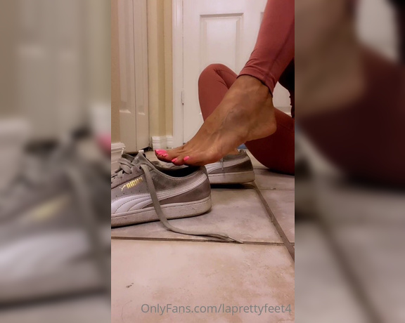 Laprettyfeet4 aka laprettyfeet4 OnlyFans - Stinky feet! Do you find gross I barely wear socks with my nasty sneakers