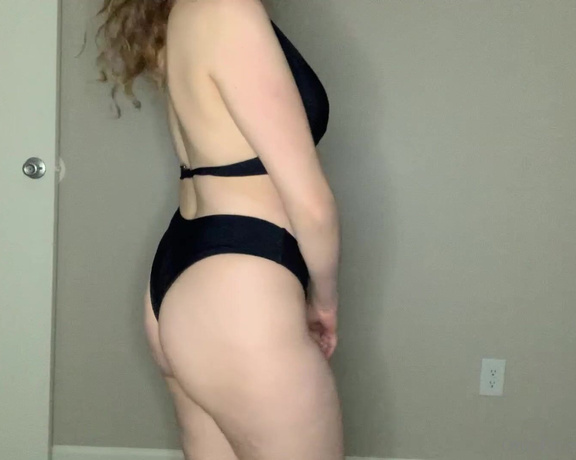 Jennaize aka jennaize OnlyFans - Behind the scenes swimsuit picture taking! Im so thankful to this subscriber for getting me some
