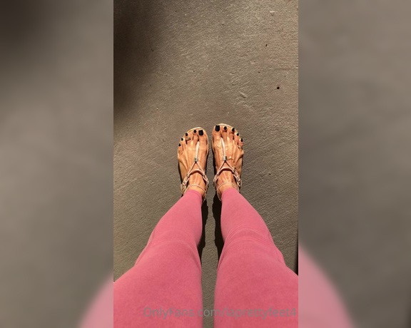 Laprettyfeet4 aka laprettyfeet4 OnlyFans - Sper veiny feet, under the  throw back )