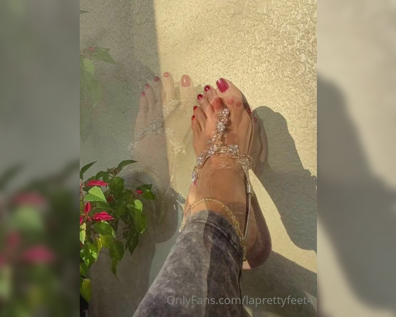 Laprettyfeet4 aka laprettyfeet4 OnlyFans - Enjoying the sun!