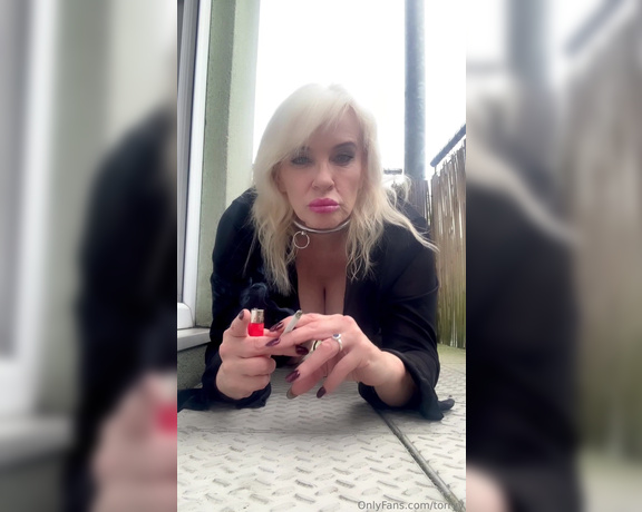 Torryy aka torryy OnlyFans - A quick cigarette before I you out