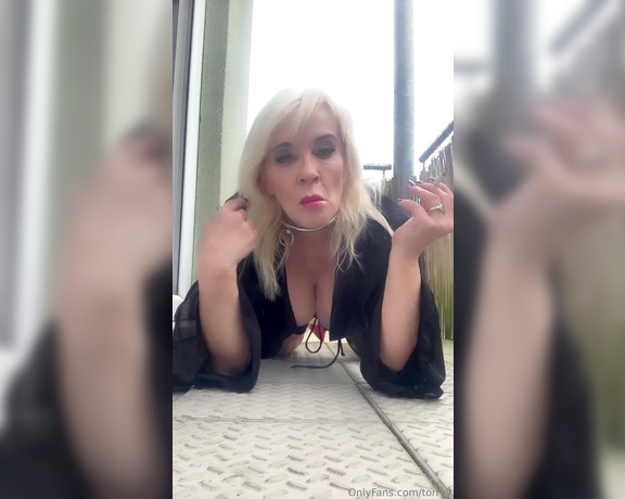 Torryy aka torryy OnlyFans - A quick cigarette before I you out