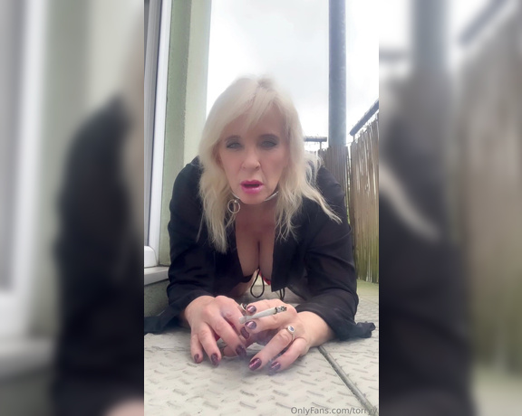 Torryy aka torryy OnlyFans - A quick cigarette before I you out