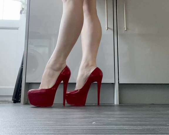 Mistress Tess aka mistress_tess1 OnlyFans - Show Me your licking skills 4 min video) #HeelsFetish