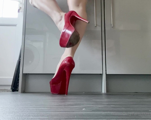 Mistress Tess aka mistress_tess1 OnlyFans - Show Me your licking skills 4 min video) #HeelsFetish