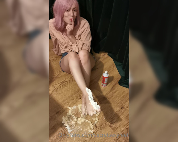 Princess Penelope aka secretsexyfeet OnlyFans - Messy bare feet, food crush! Bannana, cream, sprinkles With talking 4 minutes