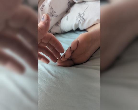 Princess Penelope aka secretsexyfeet OnlyFans - Over 3 minutes of ticklish morning feet You snuck into my room while I was asleep,