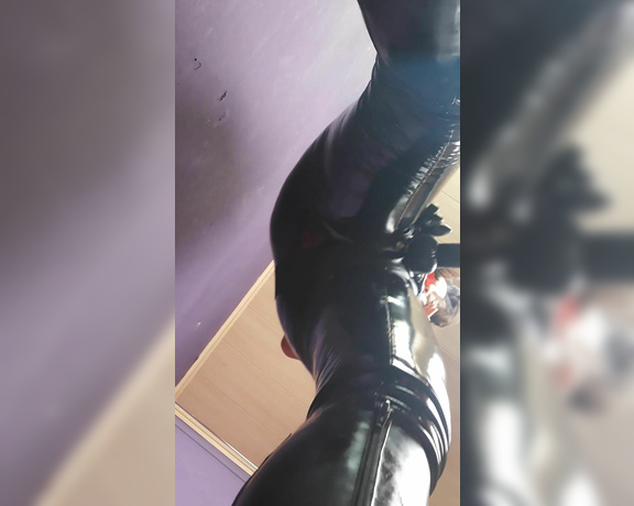 Reina Leather aka reinaleather OnlyFans - Gloved hand doing its thing #latexpants #sensuality