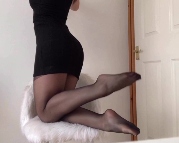 Naughty Nylons aka naughtynylons OnlyFans - There is something that is just so incredibly sexy about putting on a pair of nylons!