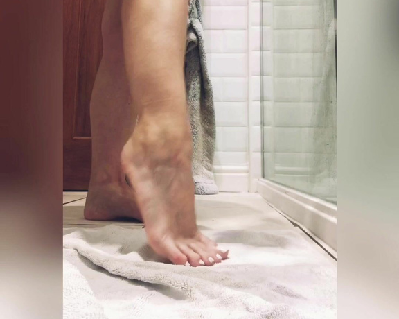 Naughty Nylons aka naughtynylons OnlyFans - Fresh out the shower, and moisturised!!!