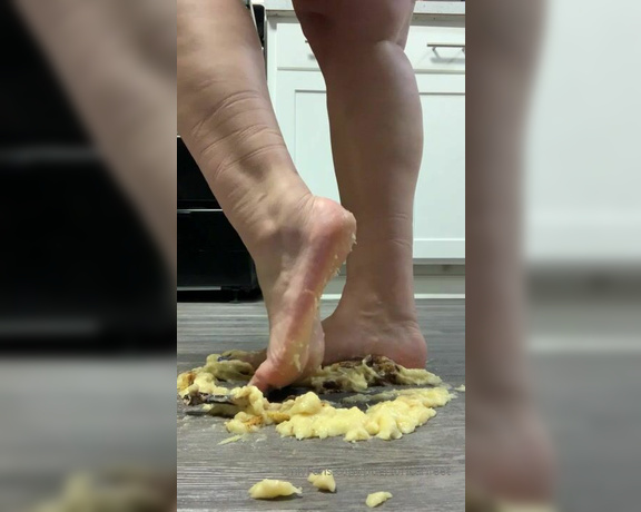 Puerto Rican aka puertoricanfeet OnlyFans - My first food crushing video!