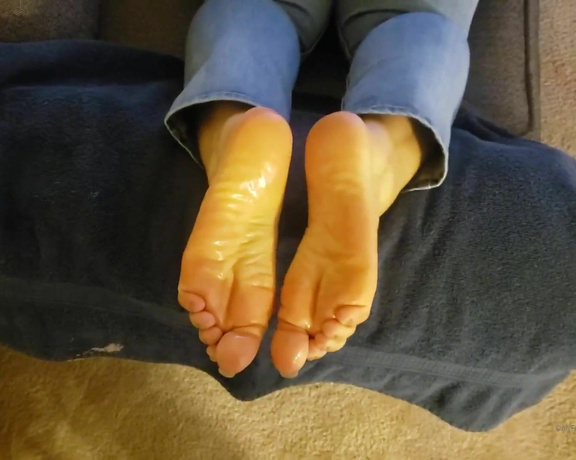 Puerto Rican aka puertoricanfeet OnlyFans - Little foot tease Session King