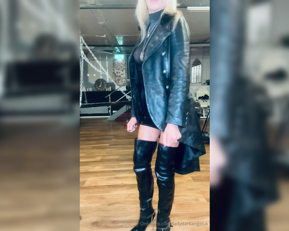 Lady Dark Angel aka Ladydarkangeluk Onlyfans - Who likes the look