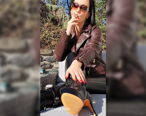 Fetish Liza aka fetishliza OnlyFans - Relaxing, smoking and teasing you in leather