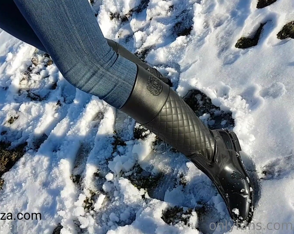 Fetish Liza aka fetishliza OnlyFans - Snowy, muddy boots #ridingboots #rubberboots #bootdomination clip