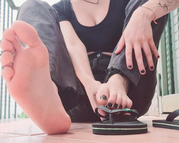 Nirvy aka nirvy OnlyFans - Let yourself be enchanted by my feet, dont you feel like sucking them