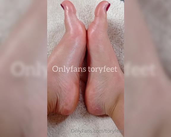 Victoria Feet aka toryfeet OnlyFans - Ready for anal but first i will give you a footjob with my oiled feet