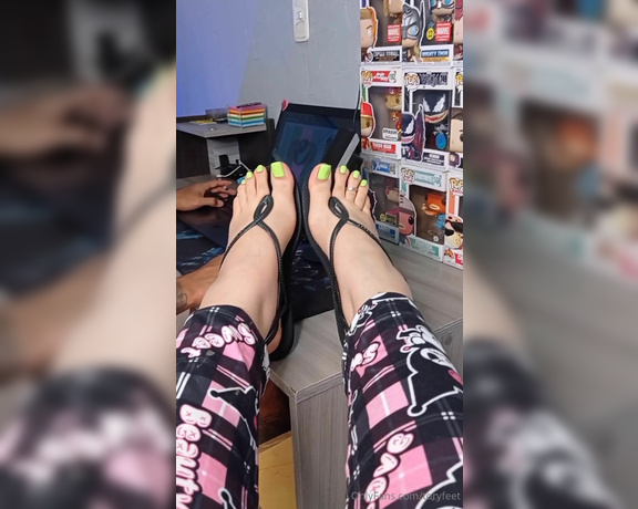 Victoria Feet aka toryfeet OnlyFans - Im a little naughty 4 him hes busy working on his laptop I just want one