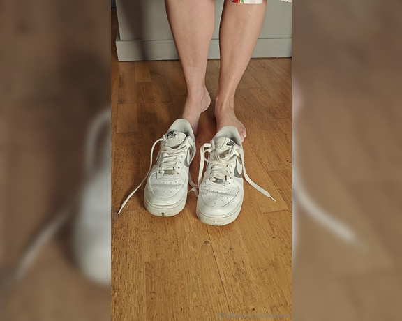 Wisdem aka wisdem OnlyFans - I sometimes wear my sneakers without socks when Im lazy Have you ever sniffed