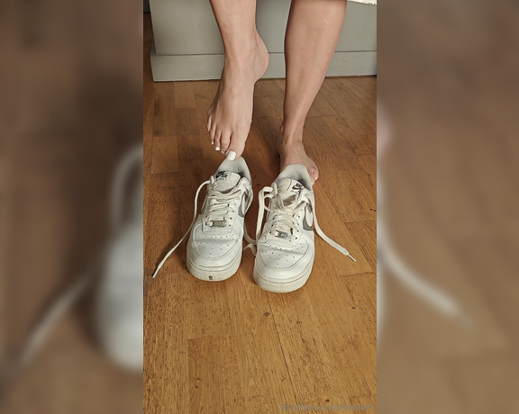 Wisdem aka wisdem OnlyFans - I sometimes wear my sneakers without socks when Im lazy Have you ever sniffed